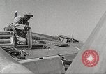 Immagine di Equipaggio di terra di 332Fighter Group mantenere P-51s Termoli Italia, 1944, secondo 58 filmato di repertorio 65675062615