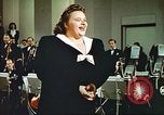 Immagine di Kate Smith cantano a Dio benedica l America United States USA, 1943, secondo 45 filmato di repertorio 65675062626