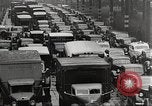 Standbild Kriegszeit-zuständen auf American Home vorne New York City USA, 1943, aus Sekunde 15 historischem Filmmaterial Videoclip 65675062685