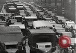 Standbild Kriegszeit-zuständen auf American Home vorne New York City USA, 1943, aus Sekunde 16 historischem Filmmaterial Videoclip 65675062685