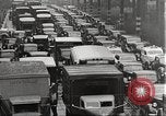 Standbild Kriegszeit-zuständen auf American Home vorne New York City USA, 1943, aus Sekunde 17 historischem Filmmaterial Videoclip 65675062685