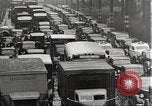 Standbild Kriegszeit-zuständen auf American Home vorne New York City USA, 1943, aus Sekunde 18 historischem Filmmaterial Videoclip 65675062685