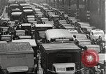 Standbild Kriegszeit-zuständen auf American Home vorne New York City USA, 1943, aus Sekunde 19 historischem Filmmaterial Videoclip 65675062685