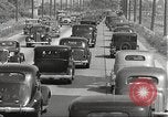 Standbild Kriegszeit-zuständen auf American Home vorne New York City USA, 1943, aus Sekunde 23 historischem Filmmaterial Videoclip 65675062685