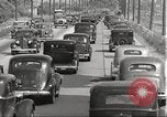 Standbild Kriegszeit-zuständen auf American Home vorne New York City USA, 1943, aus Sekunde 24 historischem Filmmaterial Videoclip 65675062685