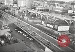 Standbild Kriegszeit-zuständen auf American Home vorne New York City USA, 1943, aus Sekunde 28 historischem Filmmaterial Videoclip 65675062685