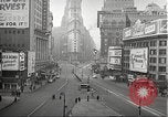 Standbild Kriegszeit-zuständen auf American Home vorne New York City USA, 1943, aus Sekunde 35 historischem Filmmaterial Videoclip 65675062685