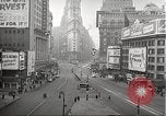 Standbild Kriegszeit-zuständen auf American Home vorne New York City USA, 1943, aus Sekunde 37 historischem Filmmaterial Videoclip 65675062685