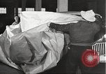 Standbild Kriegszeit-zuständen auf American Home vorne New York City USA, 1943, aus Sekunde 41 historischem Filmmaterial Videoclip 65675062685