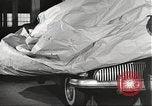 Standbild Kriegszeit-zuständen auf American Home vorne New York City USA, 1943, aus Sekunde 43 historischem Filmmaterial Videoclip 65675062685