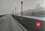 Standbild Kriegszeit-zuständen auf American Home vorne New York City USA, 1943, aus Sekunde 49 historischem Filmmaterial Videoclip 65675062685
