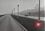 Standbild Kriegszeit-zuständen auf American Home vorne New York City USA, 1943, aus Sekunde 51 historischem Filmmaterial Videoclip 65675062685