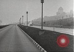 Standbild Kriegszeit-zuständen auf American Home vorne New York City USA, 1943, aus Sekunde 53 historischem Filmmaterial Videoclip 65675062685