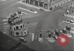 Standbild Kriegszeit-zuständen auf American Home vorne New York City USA, 1943, aus Sekunde 55 historischem Filmmaterial Videoclip 65675062685