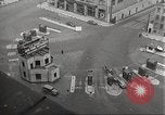 Standbild Kriegszeit-zuständen auf American Home vorne New York City USA, 1943, aus Sekunde 56 historischem Filmmaterial Videoclip 65675062685