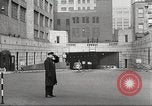 Standbild Kriegszeit-zuständen auf American Home vorne New York City USA, 1943, aus Sekunde 57 historischem Filmmaterial Videoclip 65675062685