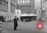 Standbild Kriegszeit-zuständen auf American Home vorne New York City USA, 1943, aus Sekunde 58 historischem Filmmaterial Videoclip 65675062685