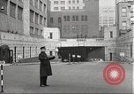 Standbild Kriegszeit-zuständen auf American Home vorne New York City USA, 1943, aus Sekunde 59 historischem Filmmaterial Videoclip 65675062685