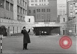 Standbild Kriegszeit-zuständen auf American Home vorne New York City USA, 1943, aus Sekunde 60 historischem Filmmaterial Videoclip 65675062685