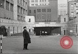 Standbild Kriegszeit-zuständen auf American Home vorne New York City USA, 1943, aus Sekunde 61 historischem Filmmaterial Videoclip 65675062685