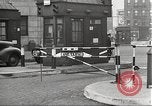 Standbild Kriegszeit-zuständen auf American Home vorne New York City USA, 1943, aus Sekunde 62 historischem Filmmaterial Videoclip 65675062685