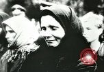 Standbild Sowjetische Massaker von Katyn Massengrab Winniza in der Ukraine Sowjetunion, 1943, aus Sekunde 14 historischem Filmmaterial Videoclip 65675062699