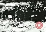 Standbild Sowjetische Massaker von Katyn Massengrab Winniza in der Ukraine Sowjetunion, 1943, aus Sekunde 18 historischem Filmmaterial Videoclip 65675062699