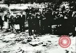 Standbild Sowjetische Massaker von Katyn Massengrab Winniza in der Ukraine Sowjetunion, 1943, aus Sekunde 19 historischem Filmmaterial Videoclip 65675062699