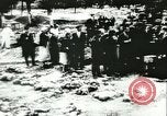 Standbild Sowjetische Massaker von Katyn Massengrab Winniza in der Ukraine Sowjetunion, 1943, aus Sekunde 20 historischem Filmmaterial Videoclip 65675062699