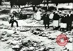 Standbild Sowjetische Massaker von Katyn Massengrab Winniza in der Ukraine Sowjetunion, 1943, aus Sekunde 22 historischem Filmmaterial Videoclip 65675062699