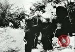 Standbild Sowjetische Massaker von Katyn Massengrab Winniza in der Ukraine Sowjetunion, 1943, aus Sekunde 28 historischem Filmmaterial Videoclip 65675062699