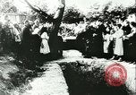 Standbild Sowjetische Massaker von Katyn Massengrab Winniza in der Ukraine Sowjetunion, 1943, aus Sekunde 62 historischem Filmmaterial Videoclip 65675062699