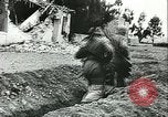 Standbild Deutsche Truppen in den Gräben und foxholes Tunesien Nordafrika, 1942, aus Sekunde 3 historischem Filmmaterial Videoclip 65675062709