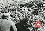 Standbild Deutsche Truppen in den Gräben und foxholes Tunesien Nordafrika, 1942, aus Sekunde 6 historischem Filmmaterial Videoclip 65675062709