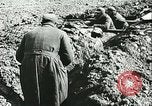 Standbild Deutsche Truppen in den Gräben und foxholes Tunesien Nordafrika, 1942, aus Sekunde 7 historischem Filmmaterial Videoclip 65675062709