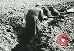 Standbild Deutsche Truppen in den Gräben und foxholes Tunesien Nordafrika, 1942, aus Sekunde 8 historischem Filmmaterial Videoclip 65675062709