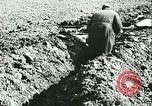 Standbild Deutsche Truppen in den Gräben und foxholes Tunesien Nordafrika, 1942, aus Sekunde 9 historischem Filmmaterial Videoclip 65675062709
