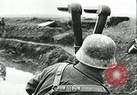 Standbild Deutsche Truppen in den Gräben und foxholes Tunesien Nordafrika, 1942, aus Sekunde 10 historischem Filmmaterial Videoclip 65675062709