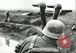 Standbild Deutsche Truppen in den Gräben und foxholes Tunesien Nordafrika, 1942, aus Sekunde 11 historischem Filmmaterial Videoclip 65675062709