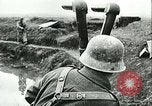 Standbild Deutsche Truppen in den Gräben und foxholes Tunesien Nordafrika, 1942, aus Sekunde 12 historischem Filmmaterial Videoclip 65675062709