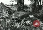 Standbild Deutsche Truppen in den Gräben und foxholes Tunesien Nordafrika, 1942, aus Sekunde 18 historischem Filmmaterial Videoclip 65675062709