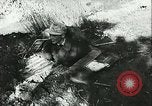 Standbild Deutsche Truppen in den Gräben und foxholes Tunesien Nordafrika, 1942, aus Sekunde 33 historischem Filmmaterial Videoclip 65675062709
