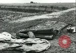 Standbild Deutsche Truppen in den Gräben und foxholes Tunesien Nordafrika, 1942, aus Sekunde 35 historischem Filmmaterial Videoclip 65675062709