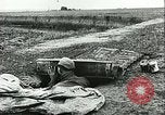 Standbild Deutsche Truppen in den Gräben und foxholes Tunesien Nordafrika, 1942, aus Sekunde 38 historischem Filmmaterial Videoclip 65675062709