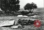 Standbild Deutsche Truppen in den Gräben und foxholes Tunesien Nordafrika, 1942, aus Sekunde 41 historischem Filmmaterial Videoclip 65675062709