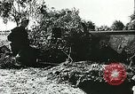 Standbild Deutsche Truppen in den Gräben und foxholes Tunesien Nordafrika, 1942, aus Sekunde 43 historischem Filmmaterial Videoclip 65675062709