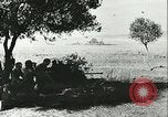 Standbild Deutsche Truppen in den Gräben und foxholes Tunesien Nordafrika, 1942, aus Sekunde 49 historischem Filmmaterial Videoclip 65675062709