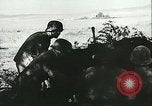 Standbild Deutsche Truppen in den Gräben und foxholes Tunesien Nordafrika, 1942, aus Sekunde 52 historischem Filmmaterial Videoclip 65675062709