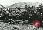 Standbild Deutsche Truppen in den Gräben und foxholes Tunesien Nordafrika, 1942, aus Sekunde 54 historischem Filmmaterial Videoclip 65675062709