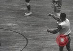Standbild Basketball-Umzüge der Harlem Globetrotters White Plains New York USA, 1950, aus Sekunde 28 historischem Filmmaterial Videoclip 65675062747